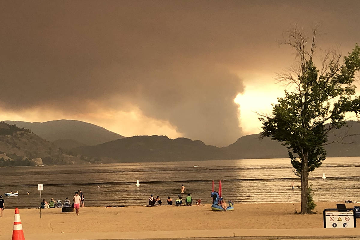 Fire seen from Skaha beach Monday evening. (Monique Tamminga Western News)