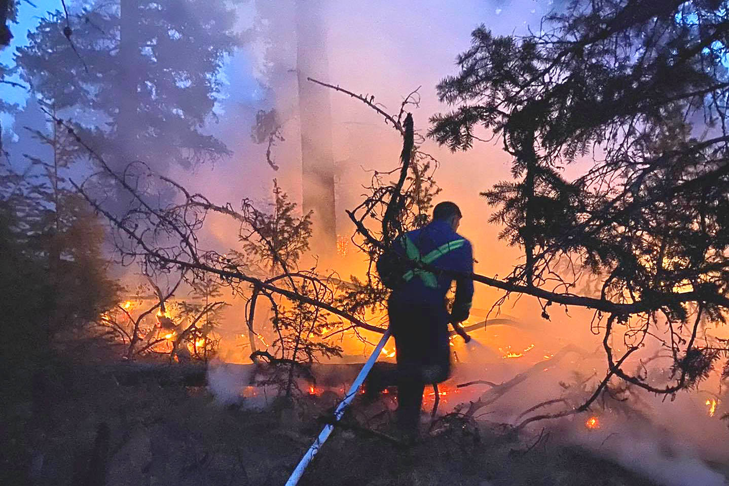 Crews battle the White Rock Lake fire, which has some Westwold residents under evacuation order and even more on alert. (Brent Robertson photo)