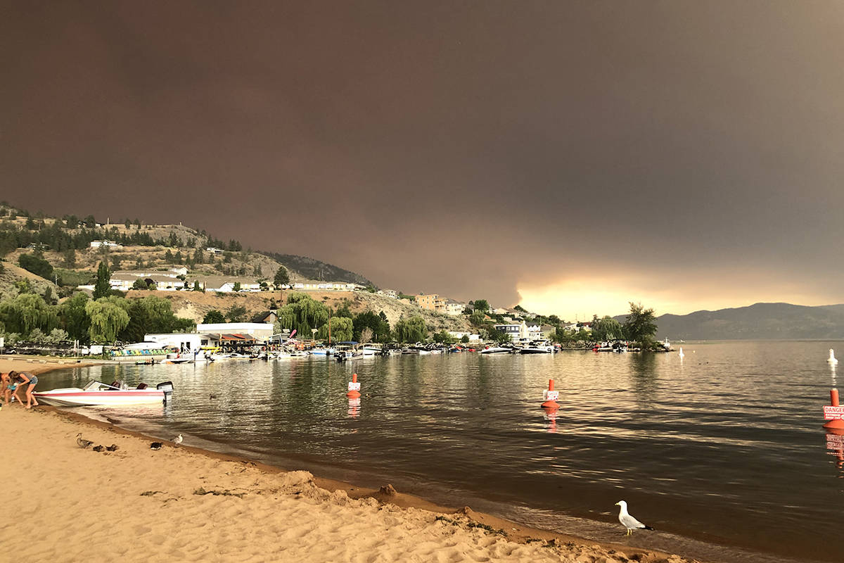 Thomas Creek fire seen from Skaha beach Monday evening. (Monique Tamminga/Western News)