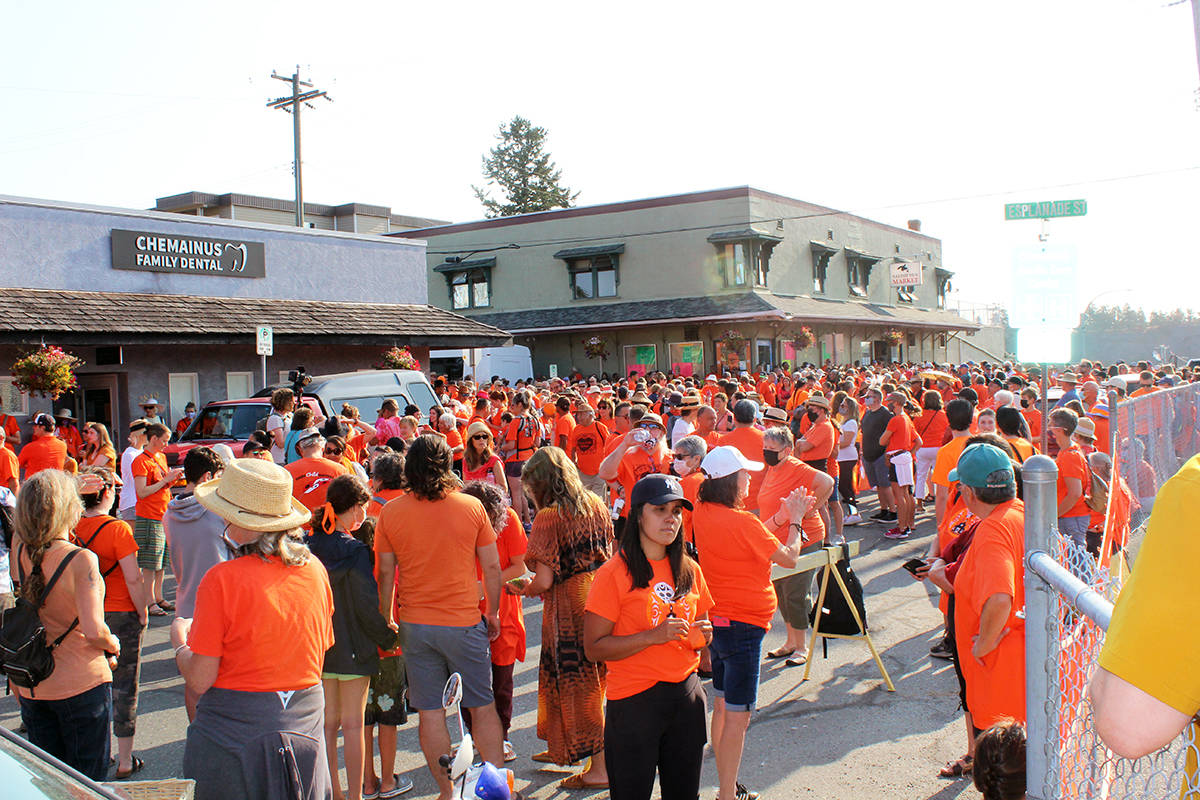 Large crowd assembles outside the Salish Sea Market in Chemainus. (Photo by Don Bodger)