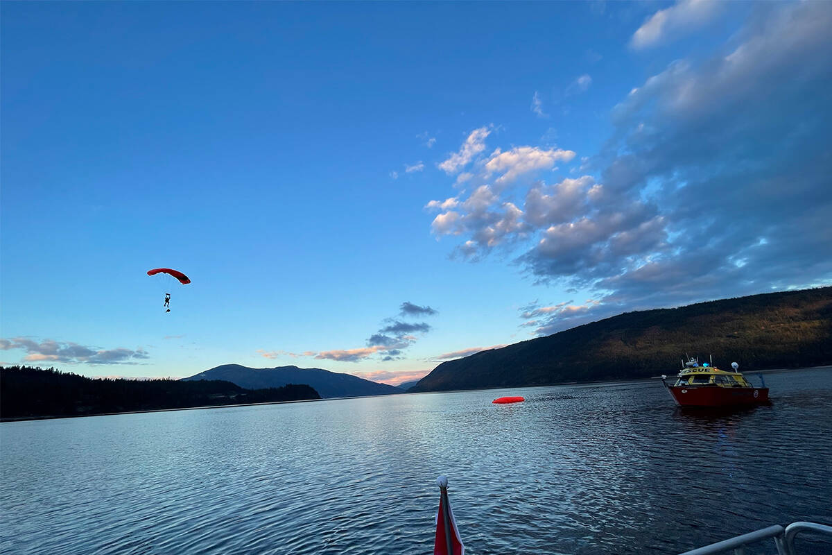 Members of the Royal Canadian Air Force’s 442 Transport and Rescue Squadron visited Shuswap Lake for a training exercise with Royal Canadian Marine Search and Rescue (RCMSAR) Shuswap Station 106 members on Oct. 13, 2021. (Contributed)