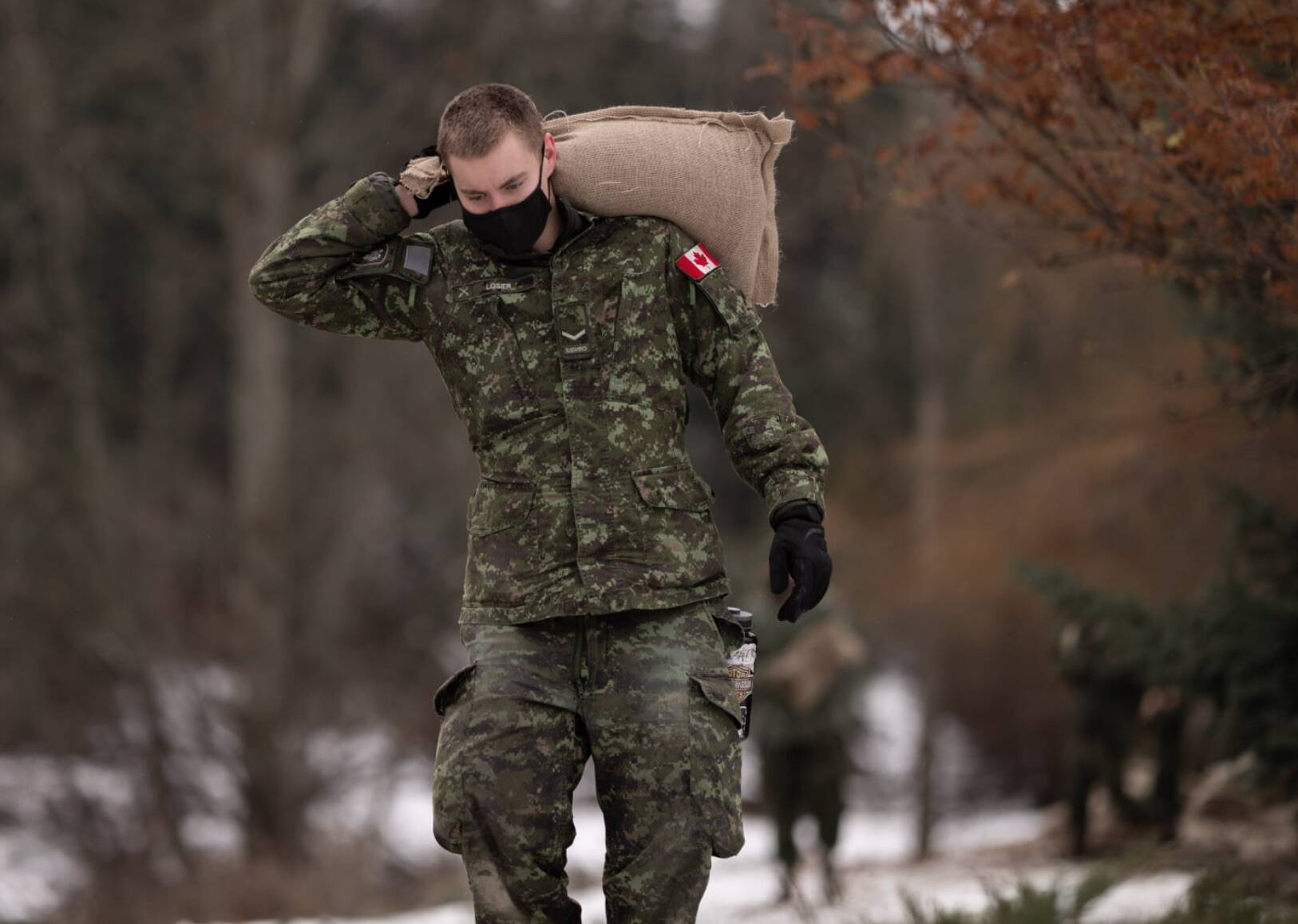 Trooper Losier, from Lord Strathcona’s Horse (Royal Canadian) Regiment, moves sandbags during Operation LENTUS, in Princeton, British Columbia, Nov. 25, 2021. Photo credit: Private Daniel Pereira, 39 CBG Public Affairs, Canadian Armed Forces Photo