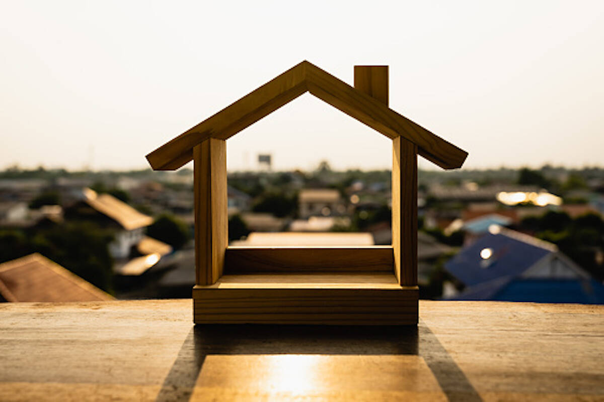 House model on wood table overlooking neighbourhood (Pixabay photo).
