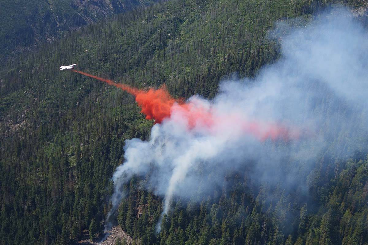 Aerial crews work to extinguish a wildfire in the Kamloops Zone. (BC Wildfire Service/Twitter)