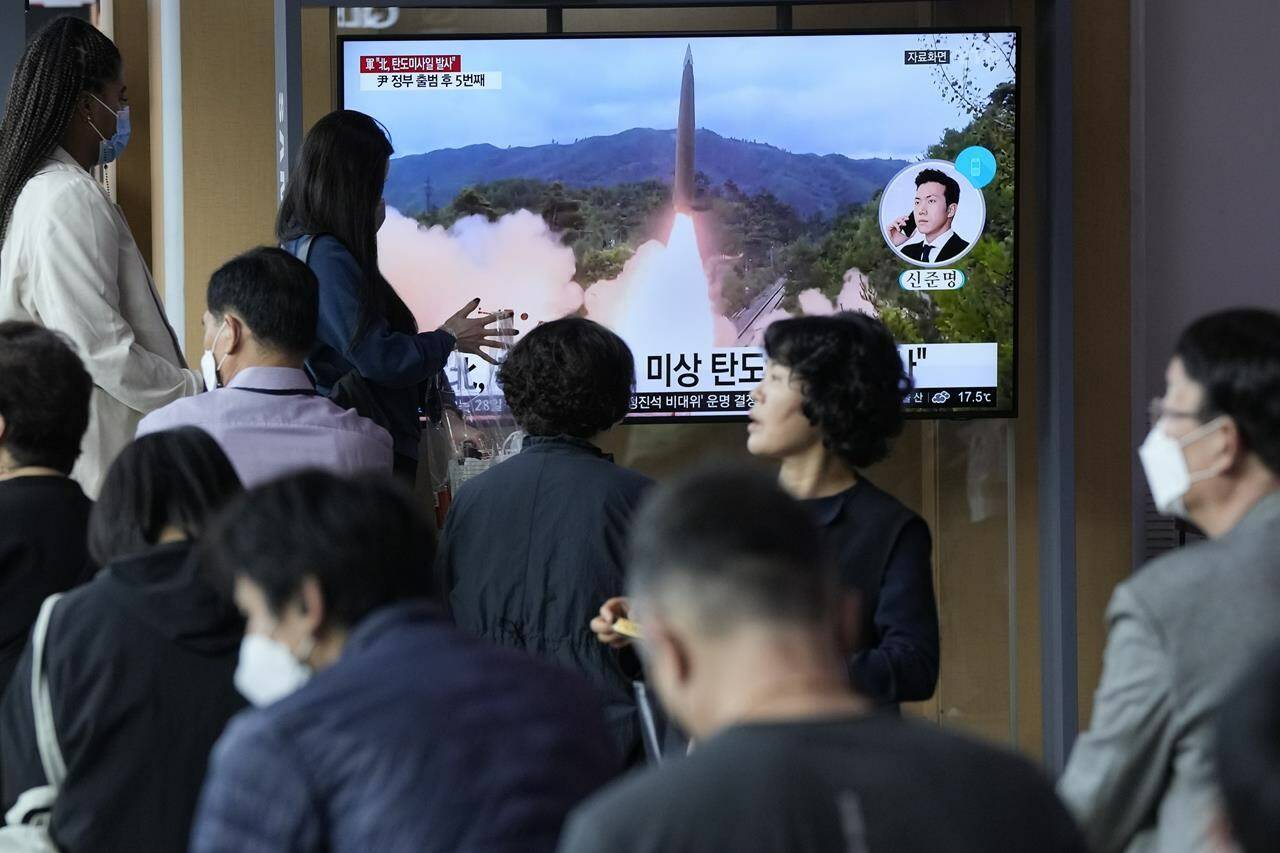 People watch a news program showing a file image of a missile launch by North Korea at the Seoul Railway Station in Seoul, South Korea, Sunday, Sept. 25, 2022. North Korea fired a short-range ballistic missile Sunday toward its eastern seas, extending a provocative streak in weapons testing as a U.S. aircraft carrier visits South Korea for joint military exercises in response to the North’s growing nuclear threat. (AP Photo/Ahn Young-joon)