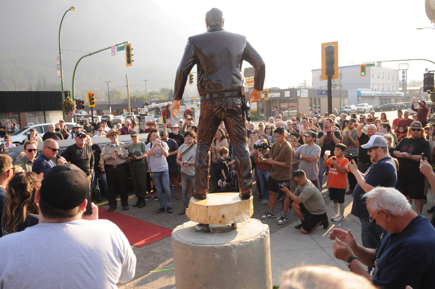 Hundreds of people came out to the unveiling of a carving of Sheriff Will Teasle (played by actor Brian Dennehy) during the Rambo First Blood 40th Anniversary celebrations in Hope on Saturday, Oct. 8, 2022. (Jenna Hauck/ Black Press Media)