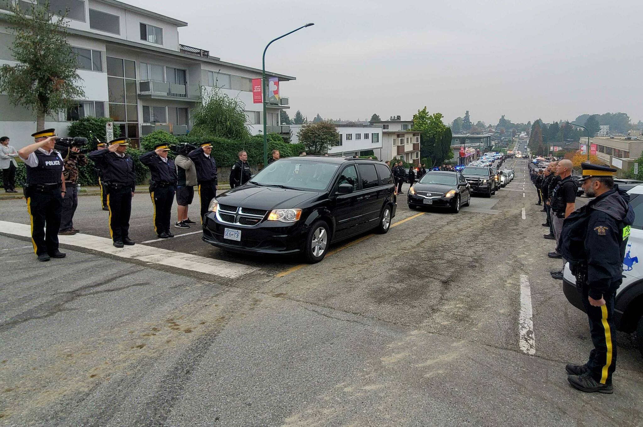 First responders line the streets in Burnaby as the body of Const. Shaelyn Yang is transported to Burnaby Hospital on Thursday, Oct. 20, 2022. (James Smith/Black Press Media)