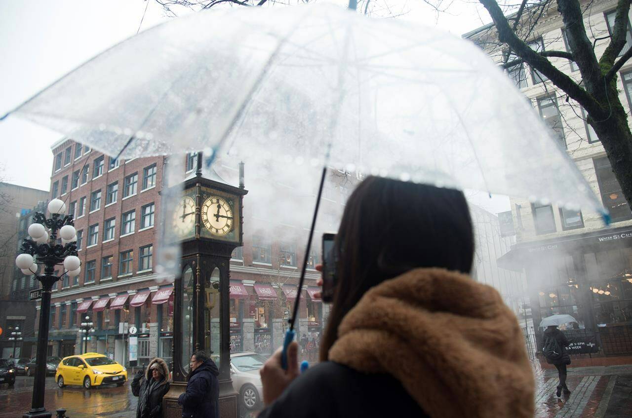 People walk by the steam clock in Gas Town in downtown Vancouver, B.C., Tuesday, Dec. 31, 2019. Most Canadians will be turning the clocks back by an hour this weekend as various political moves to end seasonal time changes have yet to take broad effect – but experts say we’d be better off without the bi-annual shift. THE CANADIAN PRESS/Jonathan Hayward
