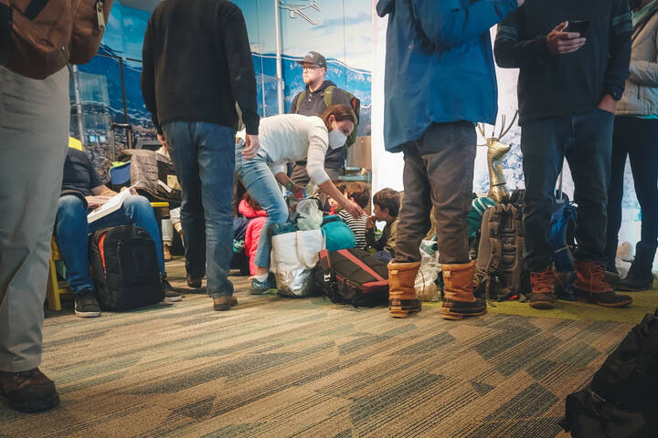 The Kelowna airport is full of passengers hoping to get to their destination for the holiday season. (Jacqueline Gelineau/Capital News)