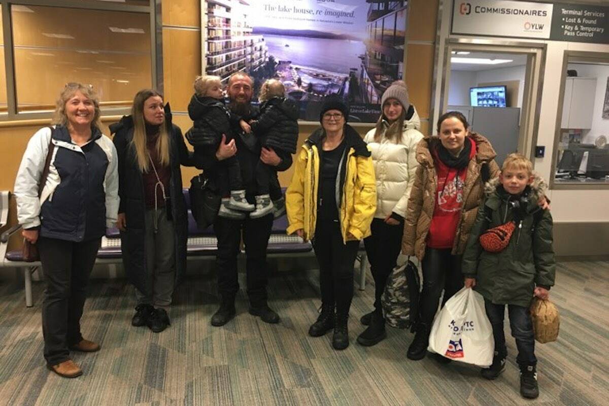 Anika and Ivan Kyrychenko and family after arriving in Kelowna. Host Pam Morgan with volunteer greeters from Kelowna Stands With Ukraine. (Cindy Fairs/Kelowna Stands With Ukraine)