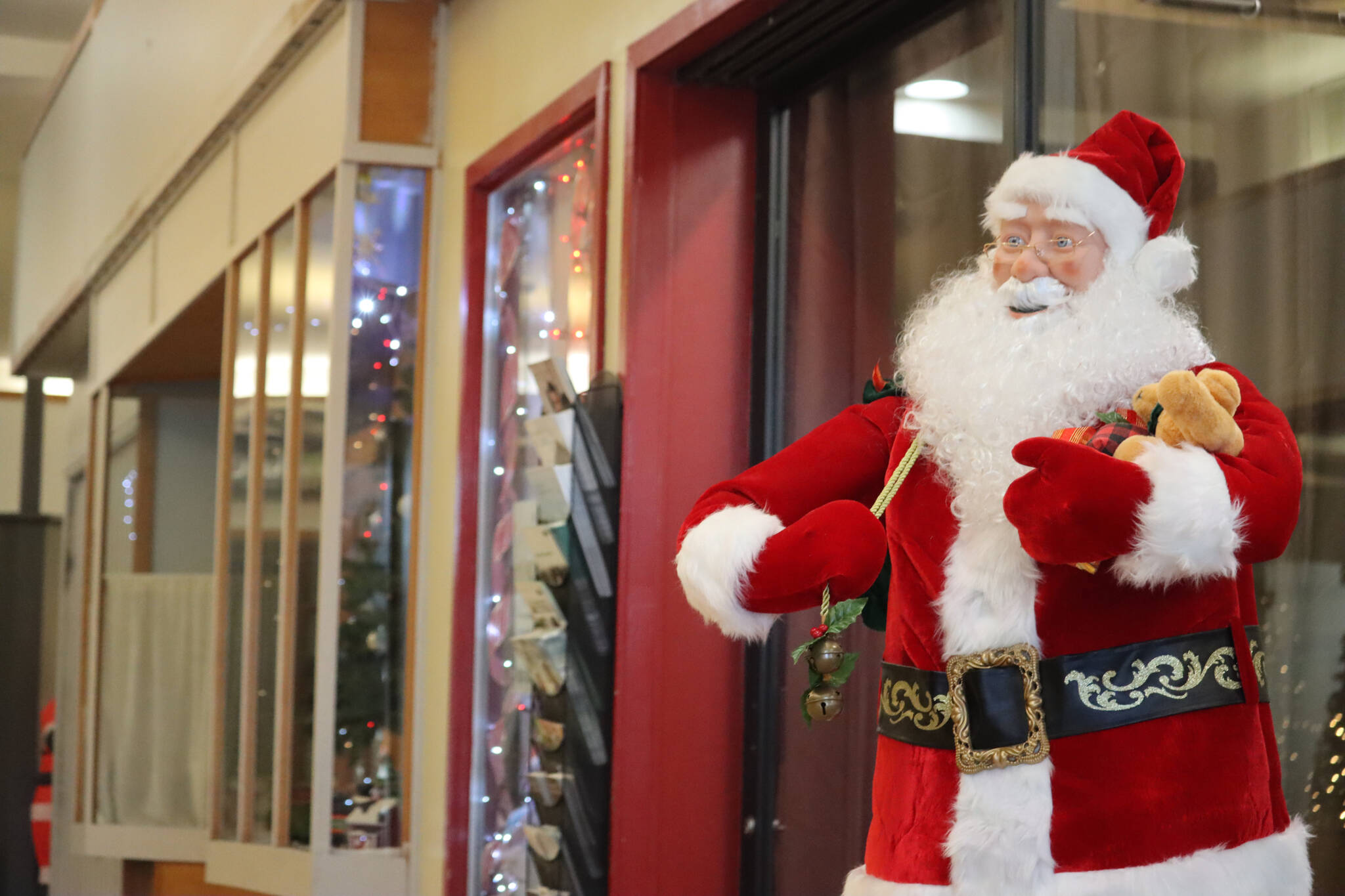 An animatronic Santa Claus greets shoppers at the entrance of a mall in Alaska. (Jonson Kuhn / Juneau Empire)