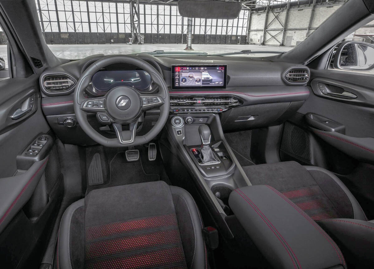 Although the Hornet uses the platform from the Alfa Romeo Tonale, the dashboard is a bit different. But the console, gear selector, steering wheel and lower half of the dash appear lifted from the Hornet’s Italian cousin. PHOTO: STELLANTIS