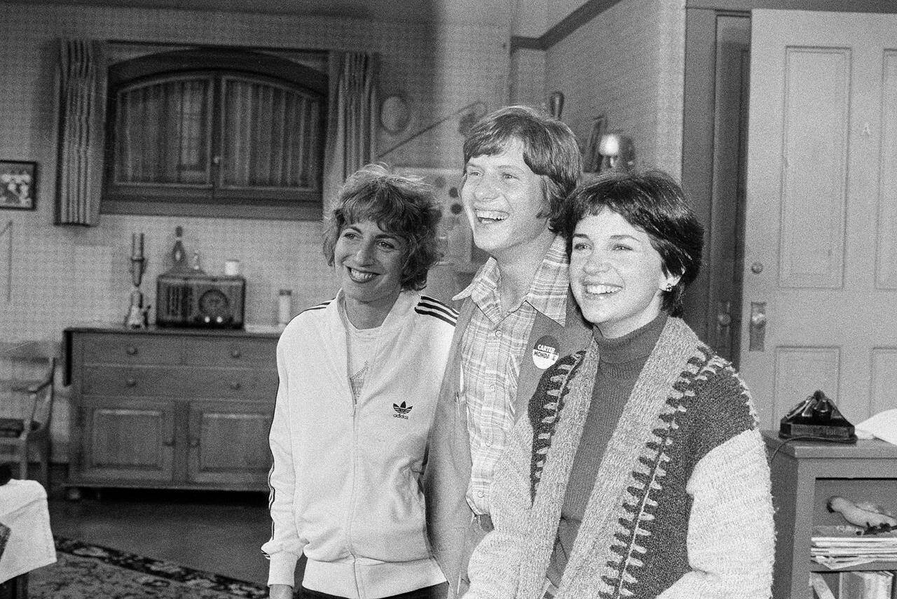 FILE - Chip Carter, son of Democratic presidential candidate Jimmy Carter, poses with Penny Marshall, left, and Cindy Williams, right, on the set of the sitcom “Laverne and Shirley” at the Paramount Studios in Los Angeles, Sept. 21, 1976. Williams, who played Shirley opposite Marshall’s Laverne on the popular sitcom, died Wednesday, Jan. 25, 2023, in Los Angeles at age 75, her family said Monday, Jan. 30. (AP Photo/David F. Smith, File)