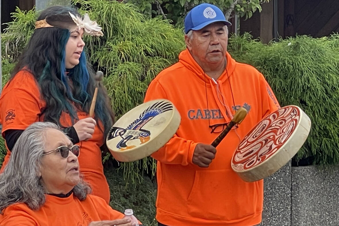 Hinatinyis Coté and Larry Johnson drum and sing with Donna Samuel at Spirit Square, Harbour Quay prior to the opening ceremonies for the Orange Shirt Day walk on National Truth and Reconciliation Day, Sept. 30, 2022. (SUSAN QUINN/ Alberni Valley News)
Hinatinyis Coté and Larry Johnson drum and sing with Donna Samuel at Spirit Square, Harbour Quay prior to the opening ceremonies for the Orange Shirt Day walk on National Truth and Reconciliation Day, Sept. 30, 2022. (SUSAN QUINN/ Alberni Valley News)