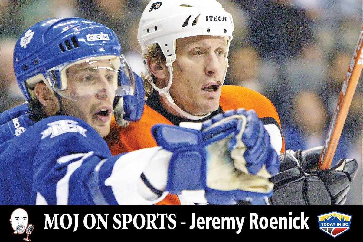 Jeremy Roenick (right) battles for position with Toronto Maple Leafs defenceman Pierre Hedin (left) in Toronto on Saturday January 17, 2004. (CP PHOTO/Frank Gunn)