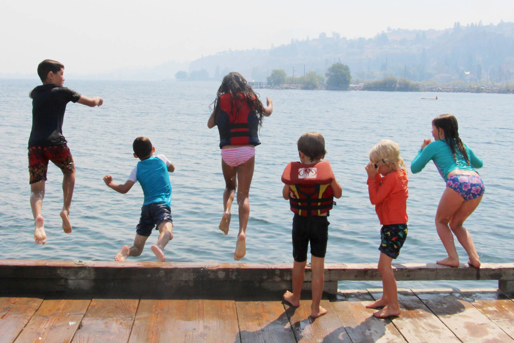 Children enjoy the pier in Summerland on the last day of summer holidays in 2022. (Photo by Jessica Shaw)