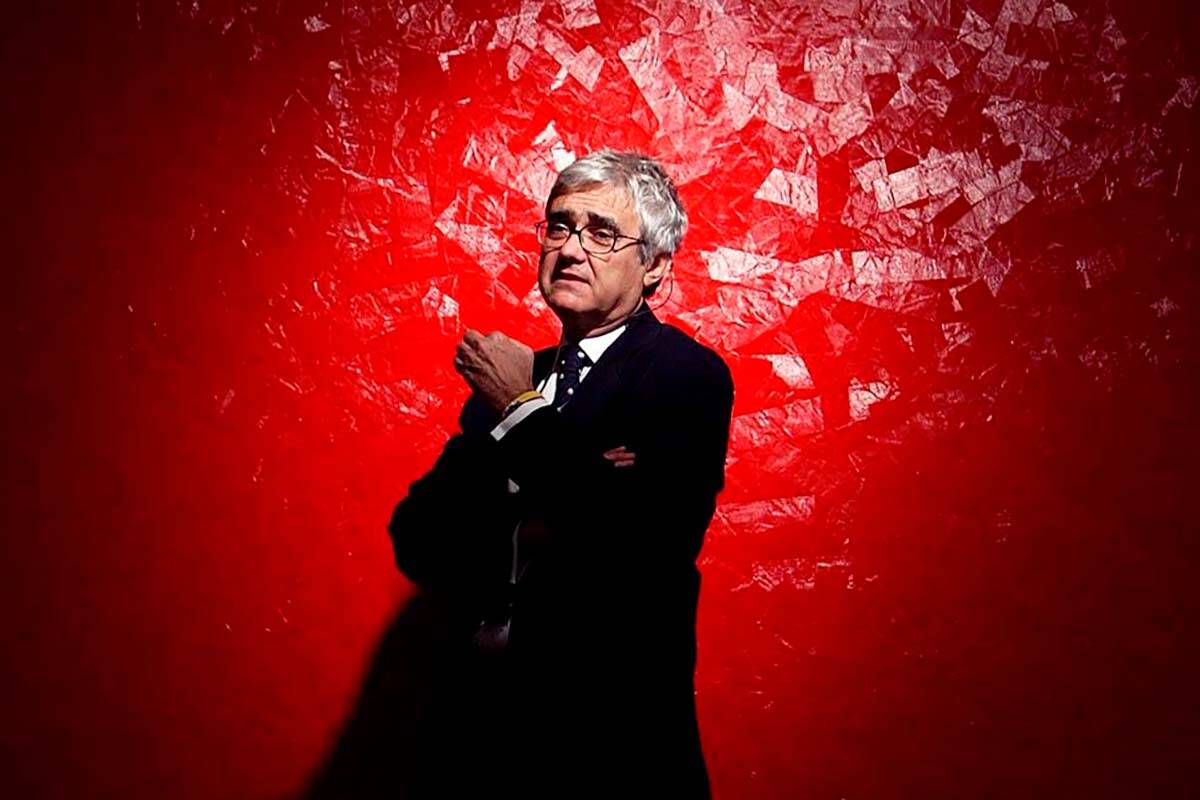 FILE - Uruguayan architect Rafael Viñoly talks about his work on the Jazz at Lincoln Center’s Frederick P. Rose Hall during an interview in his New York office Tuesday, Oct. 26, 2004. Viñoly, whose New York-based firm was responsible for major commercial and cultural buildings in nearly a dozen countries, died on Thursday, March 2, 2023, at a hospital in Manhattan. (AP Photo/Gregory Bull, File)